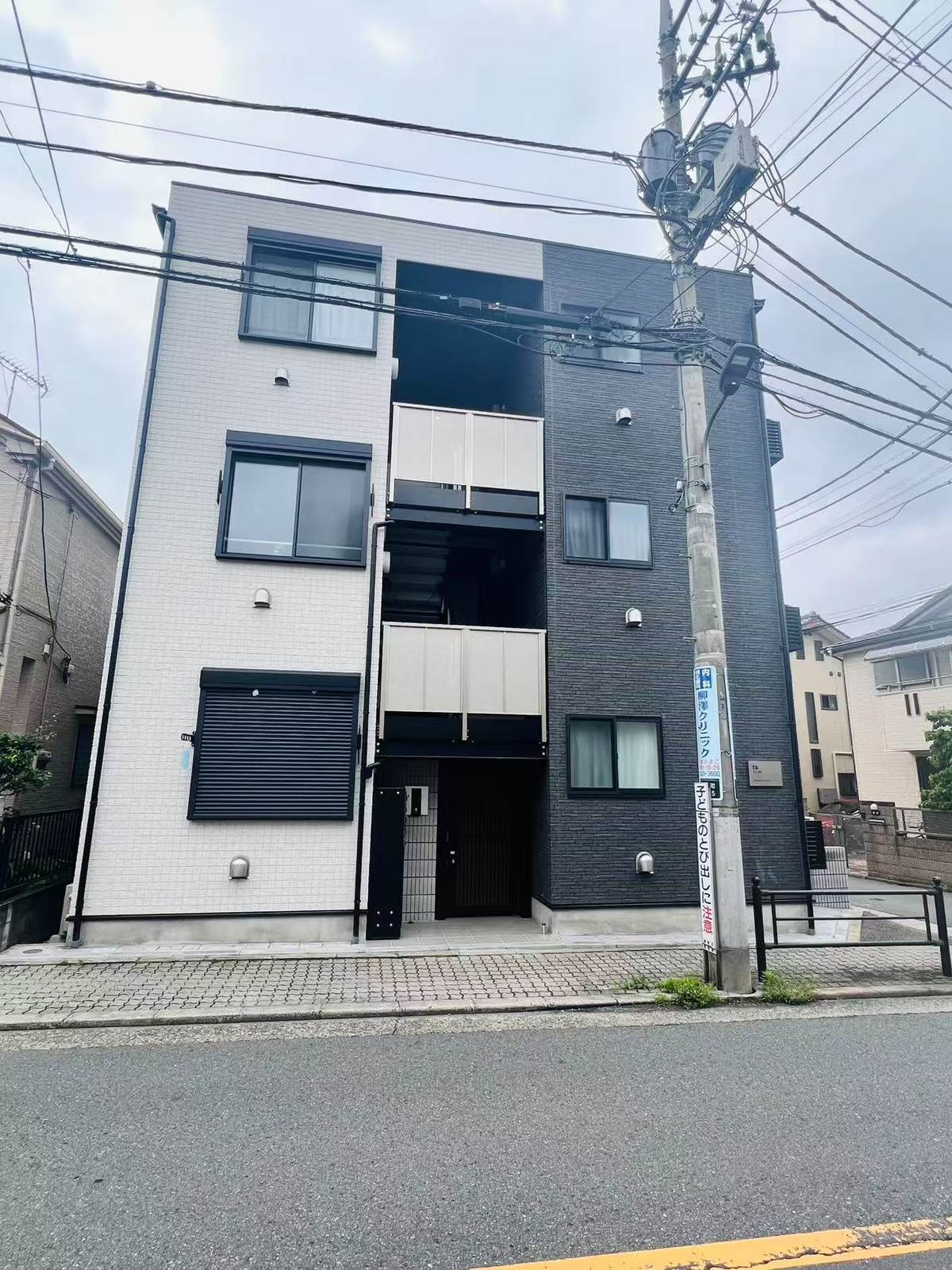 TS・旭町の外観。白とダークグレーのツートーンの3階建て