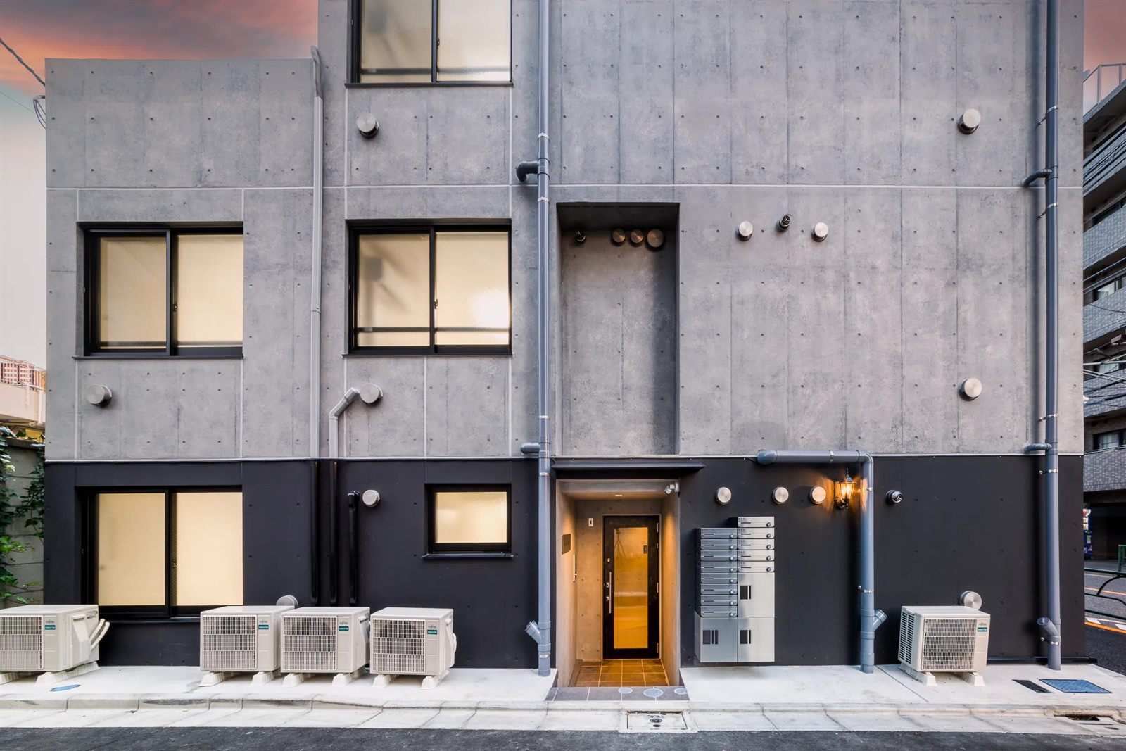 TS Series reinforced-concrete condominium combining exposed concrete and black